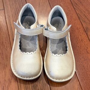 L'Amour Cream/Tan Mary Jane Dress Shoes for Kids